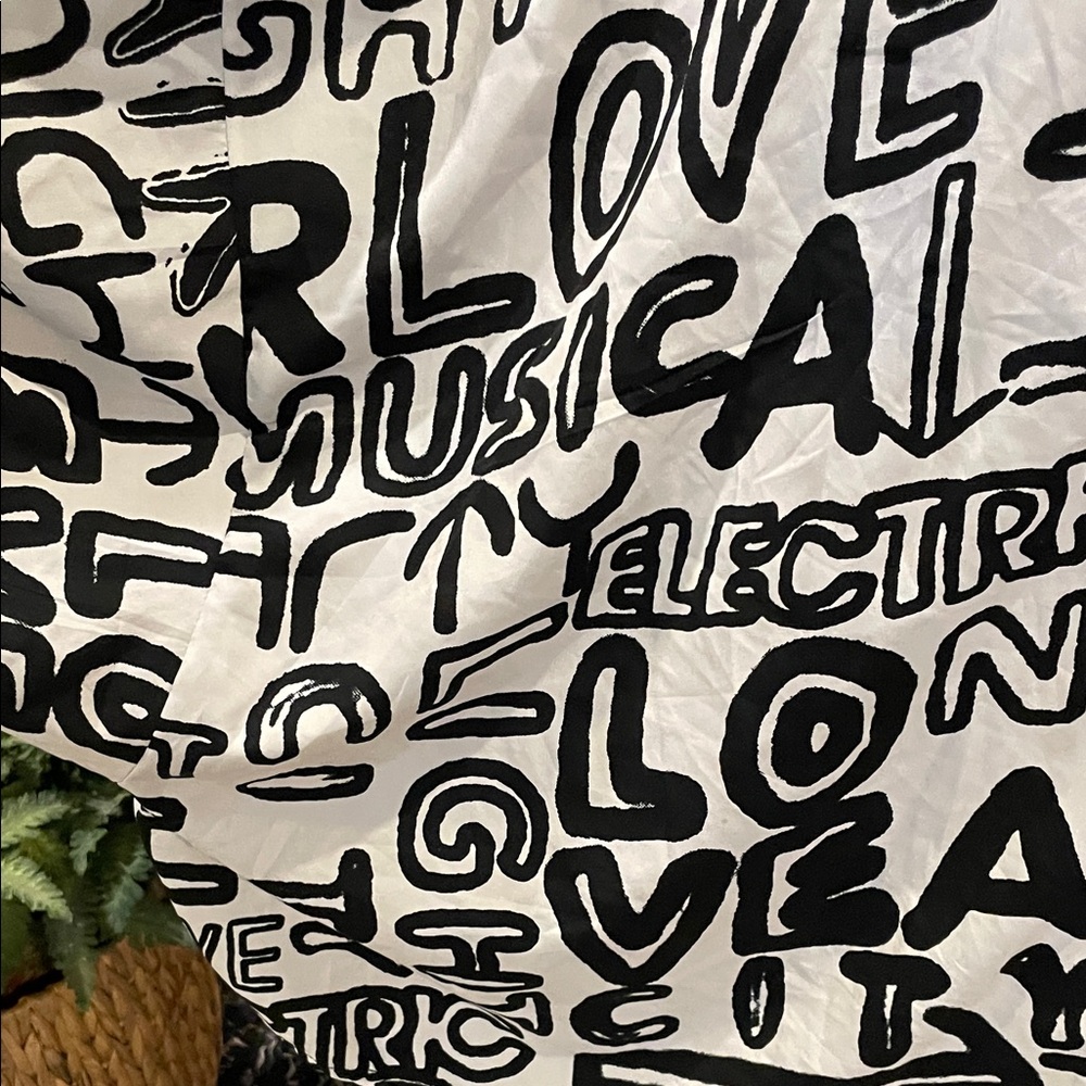 Live 4 Truth Monochrome Graphic Shirt - Picture 6 of 10